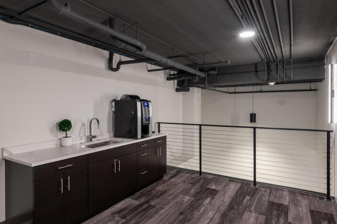 Flexhome Skywalk To Fiserv U4 With Rooftop, Gym, And Parking Milwaukee Exterior foto