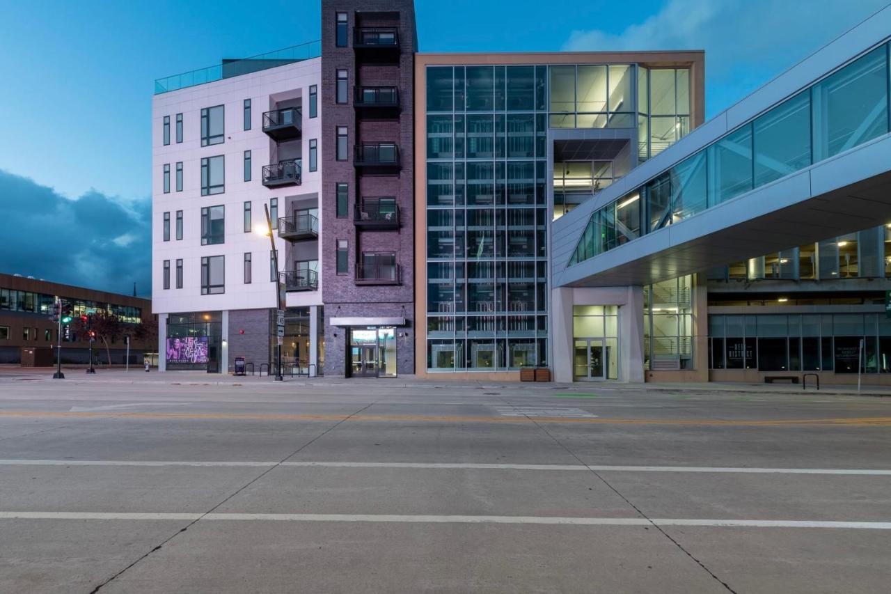 Flexhome Skywalk To Fiserv U4 With Rooftop, Gym, And Parking Milwaukee Exterior foto